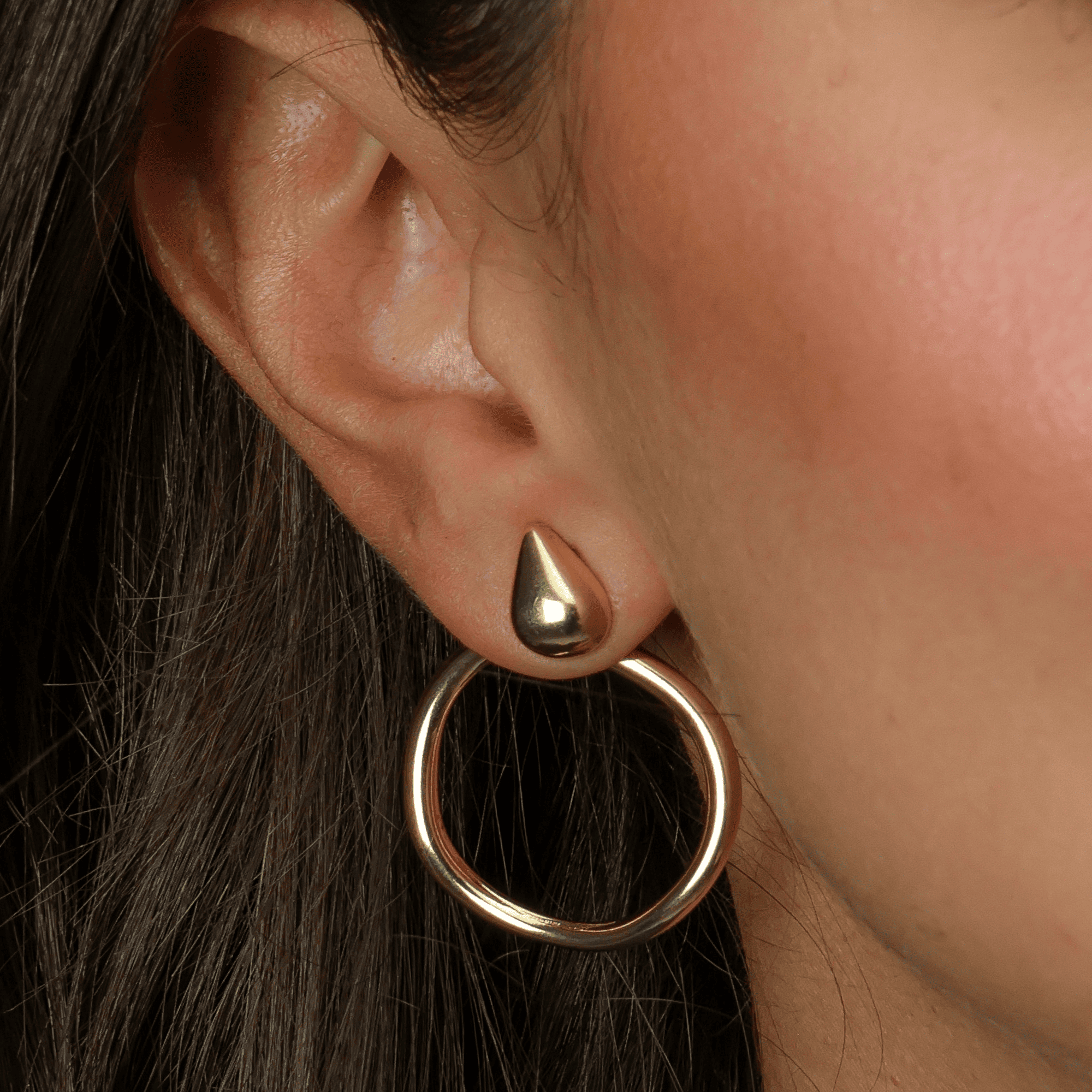 Brinco argola com gota na modelo