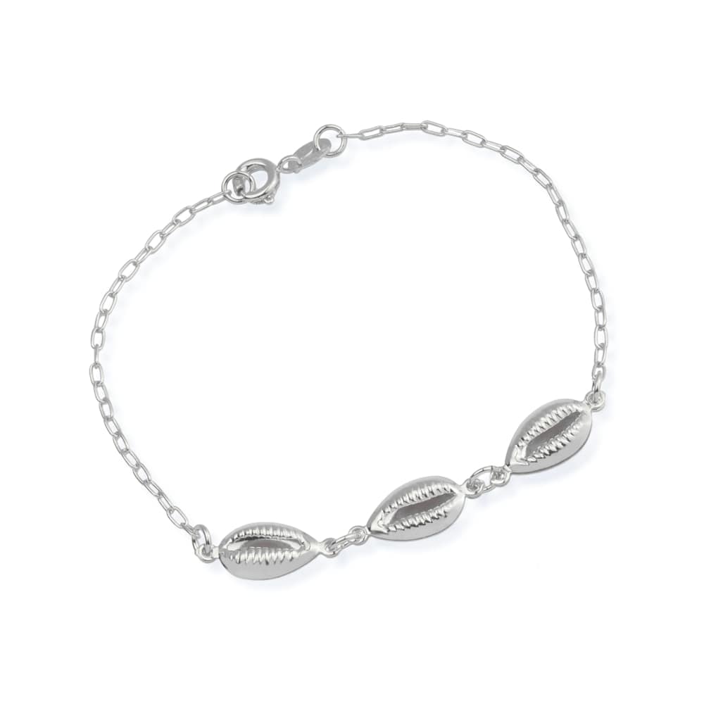 Pulseira com formas inspiradas em conchas e acabamento prateado aparente, sobre fundo claro