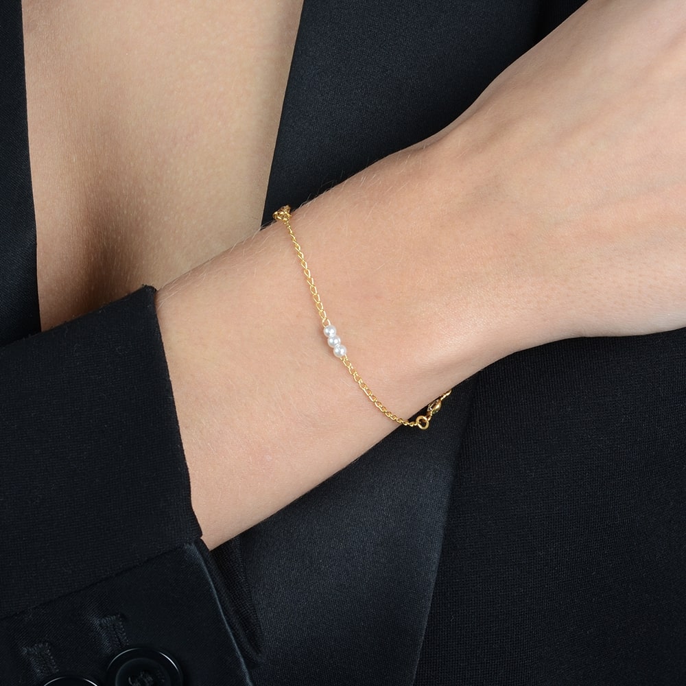 Pulseira de pérolas com ponto de luz na modelo